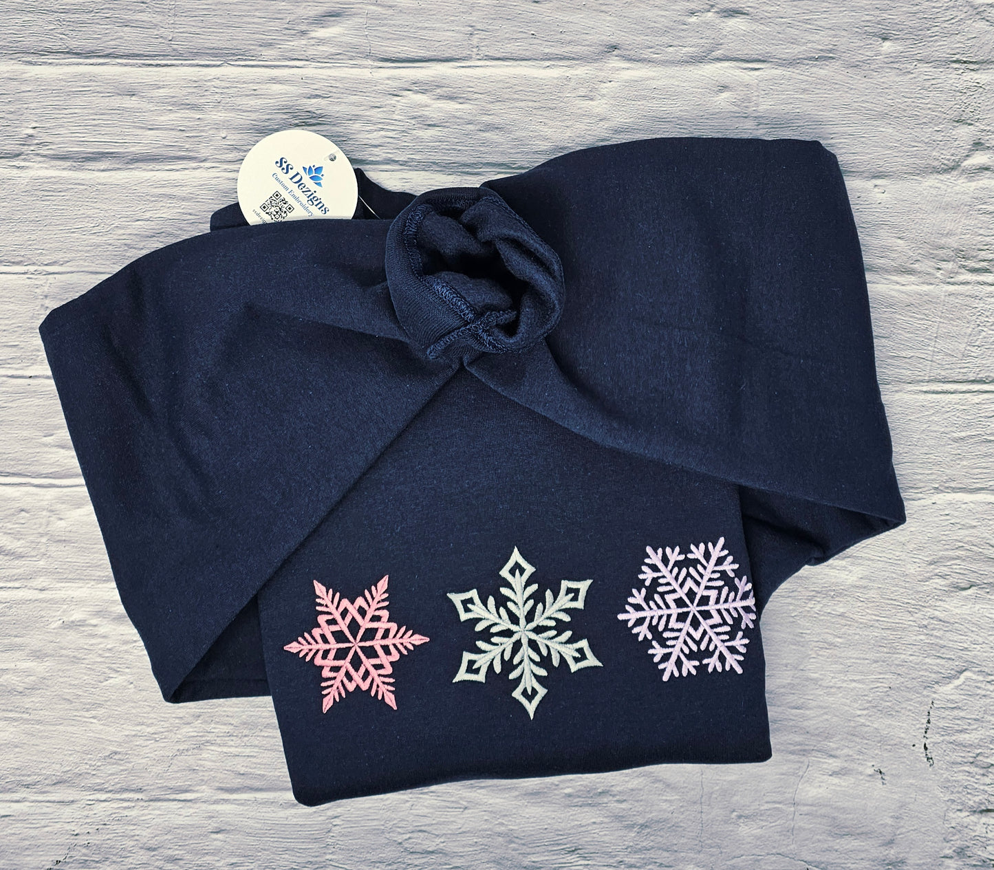Embroidered Snowflake Sweatshirt – Navy Blue Winter Crewneck